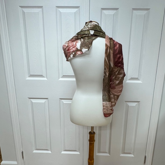 Jim Thompson Luxury Floral Print Silk Square Scarf - Size 44" x 44" -NEW in Bag. - Picture 5 of 15